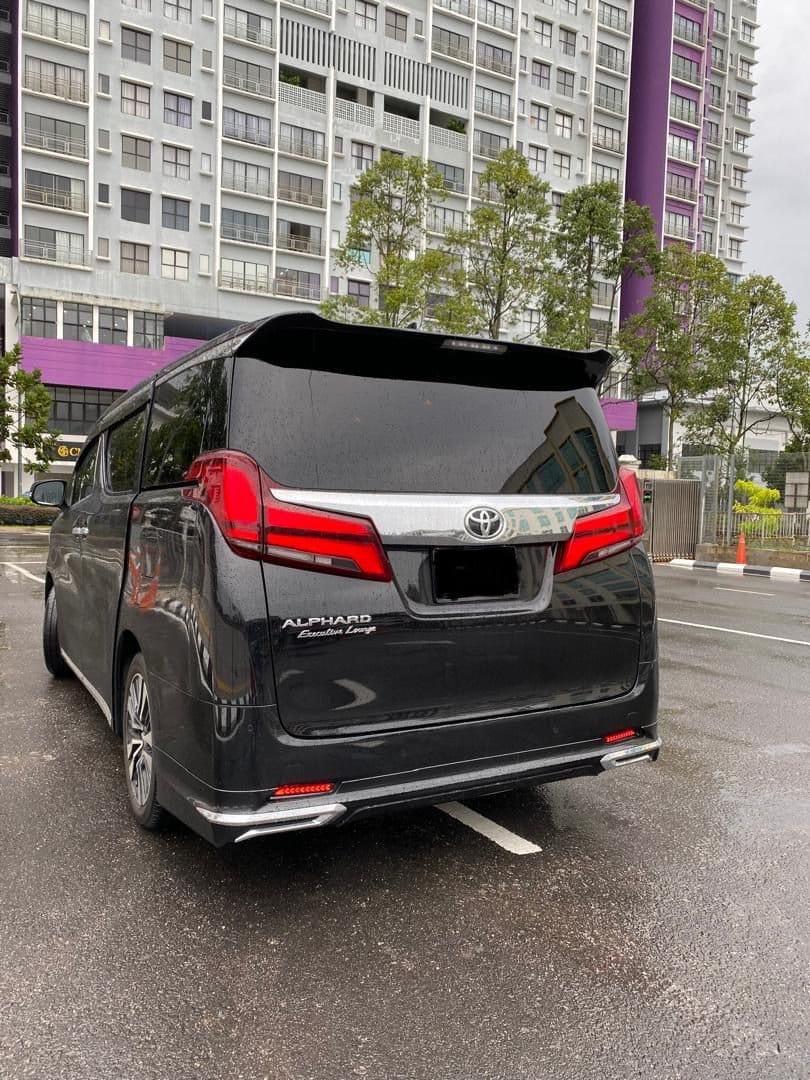 Toyota Alphard Executive Lounge used for Eaze airport transfers